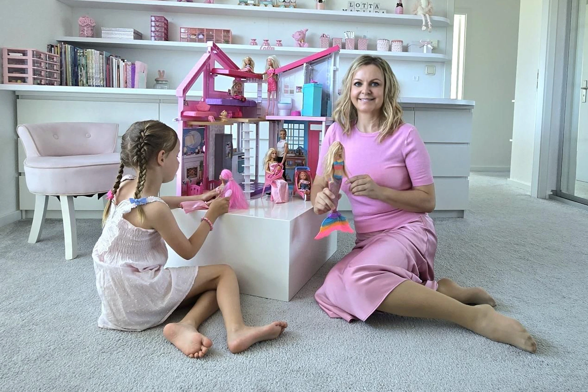 Daniela Koch (46) und Tochter Lotta (8) im Barbie-Haus. Mutter und Tochter teilen die Liebe zur pinkfarbenen Welt der berühmten Puppe.