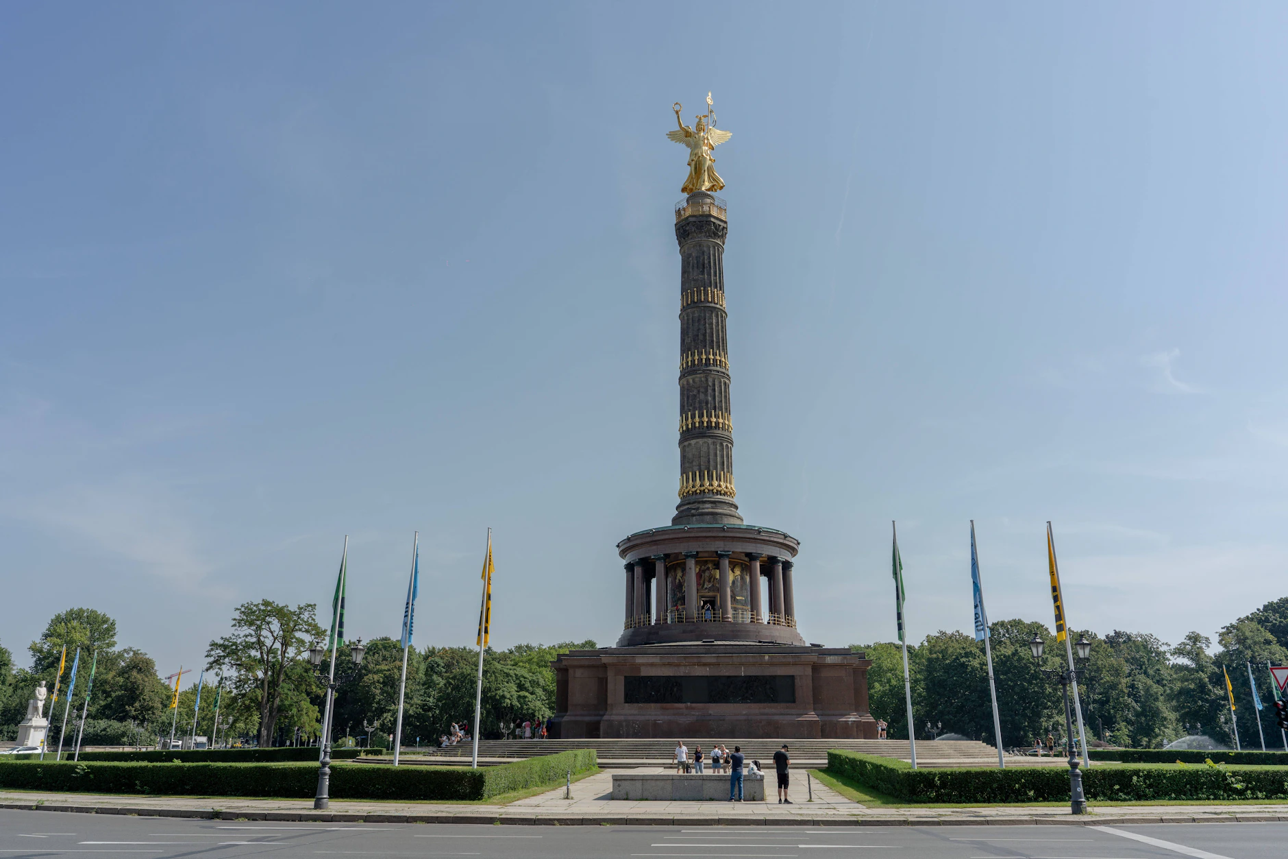 Die Siegessäule steht heute auf dem Platz Großer Stern. Früher standen hier antike Statuen, die von den Berlinern Puppen genannt wurden.