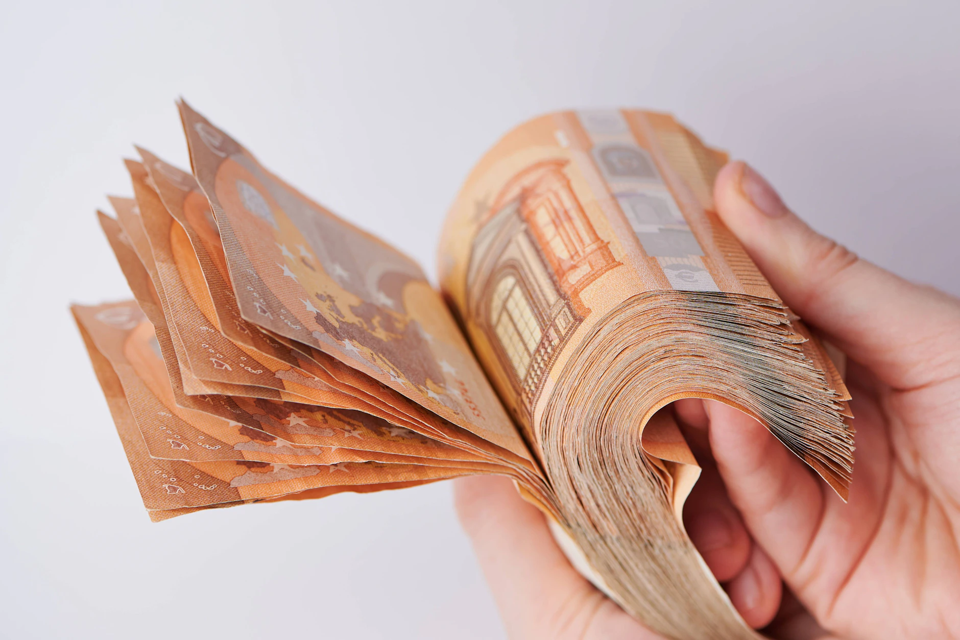 Es wird heute noch viel Bargeld gehortrt - Experten sehen die Unsicherheit in der Bevölkerung als Hauptgrund.