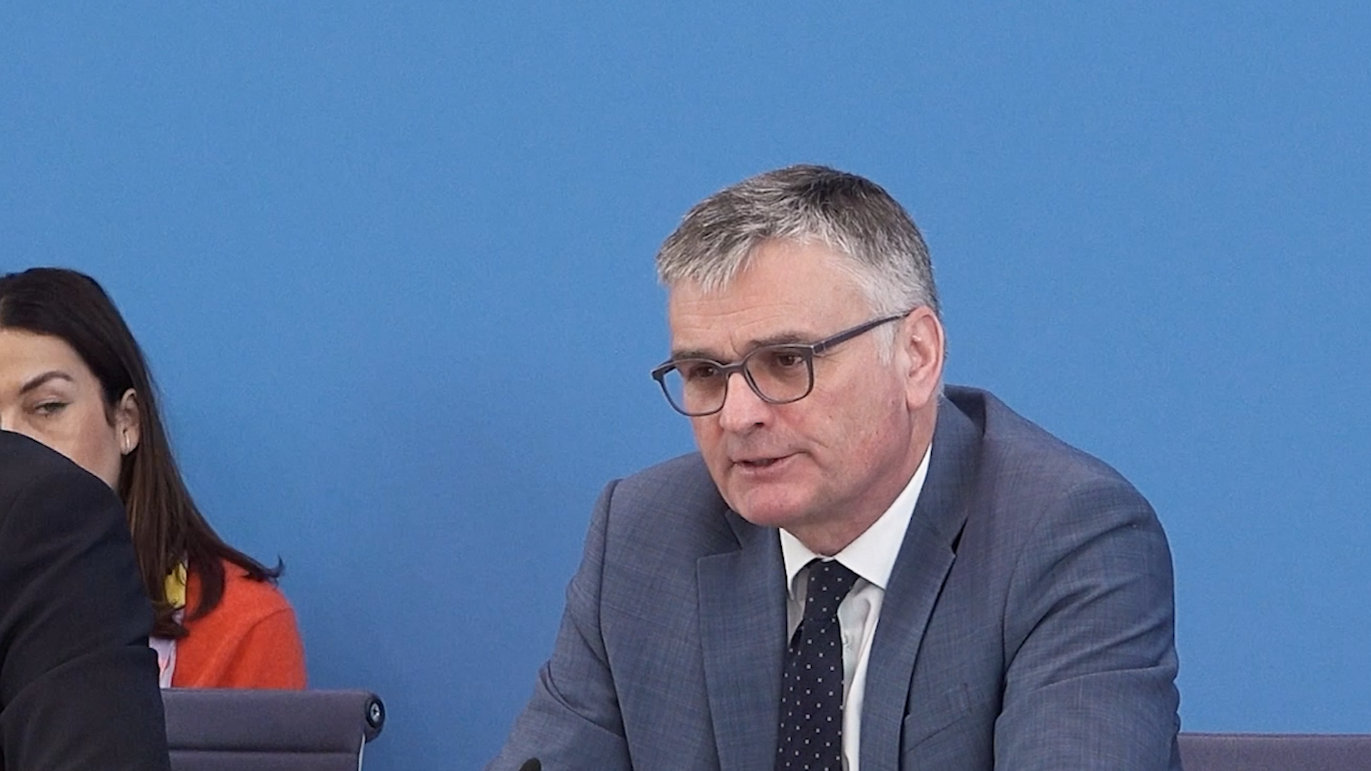 Haben Minister Rüstungsaktien? Regierung mauert weiter – und widerspricht sich