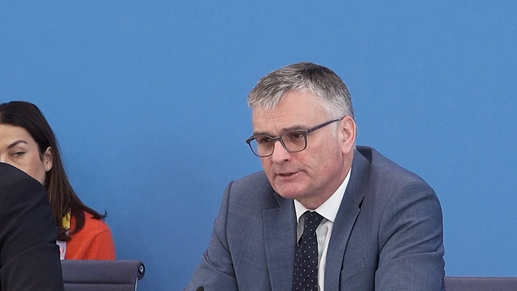 Haben Minister Rüstungsaktien? Regierung mauert weiter – und widerspricht sich