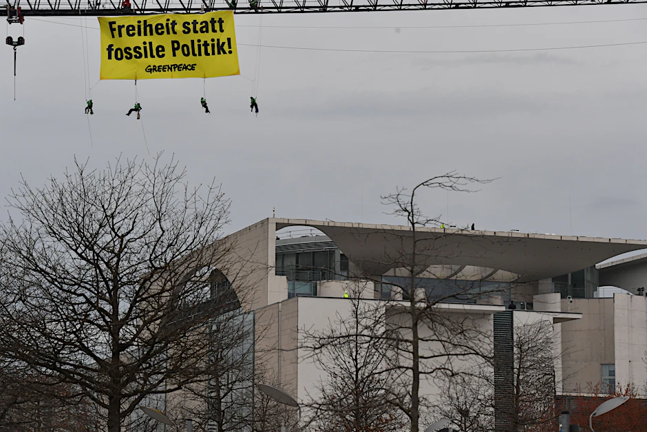 Mit dem Plakat protestierten Greenpeace-Aktivisten am Kanzleramt in Berlin.