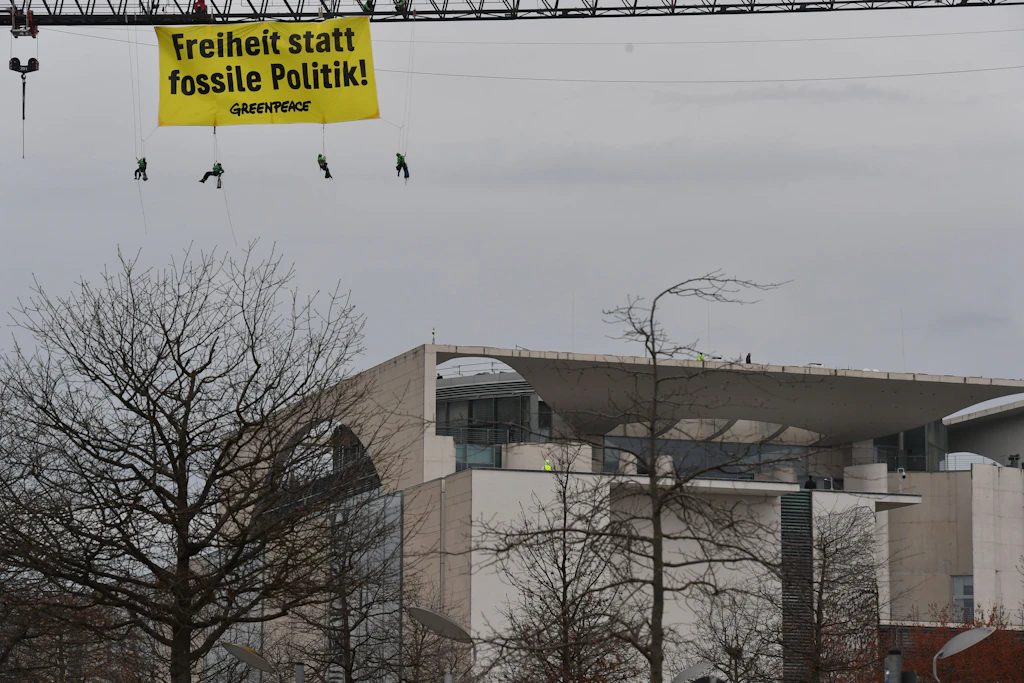 Luftige Kritik am Kanzleramt in Berlin: Aktivisten protestieren auf Baukran