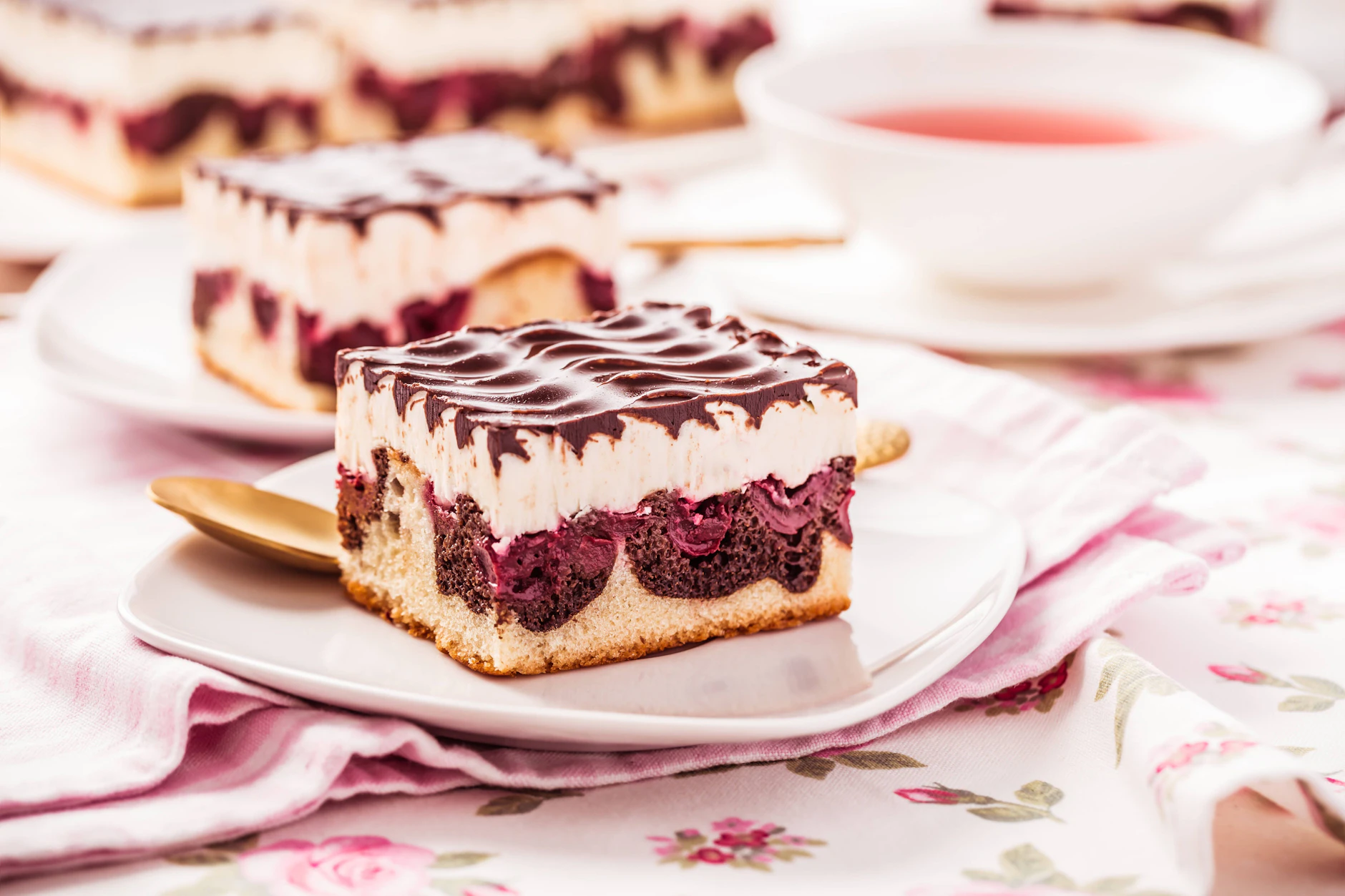 Omas Schneewittchenkuchen ist ein zeitloser Klassiker, den Sie am Wochenende unbedingt mal backen sollten. Unser Rezept verrät, wie es geht!