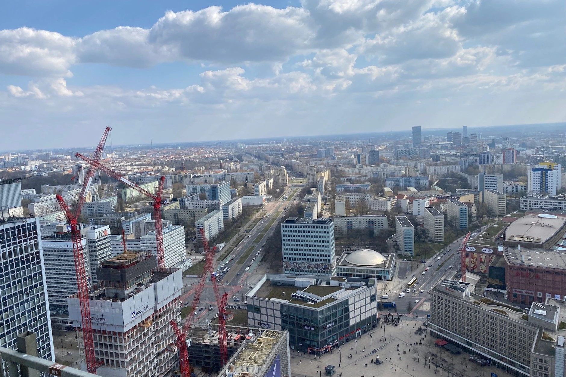 Der Alex ist eine Wolkenkratzer-Baustelle: Vom „The Berlinian“-Hochhaus sieht man den Bau des Covivio-Hochhaus (links) und den Standort des Hines-Tower auf der Freifläche neben Saturn.