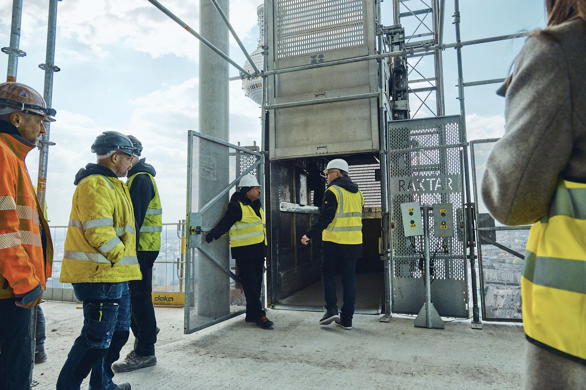Mit diesen Aufzügen geht es nach oben auf die Wolkenkratzer-Baustelle am Alexanderplatz. Nicht nur Arbeiter fahren damit. Auch Baumaterialien werden damit transportiert.