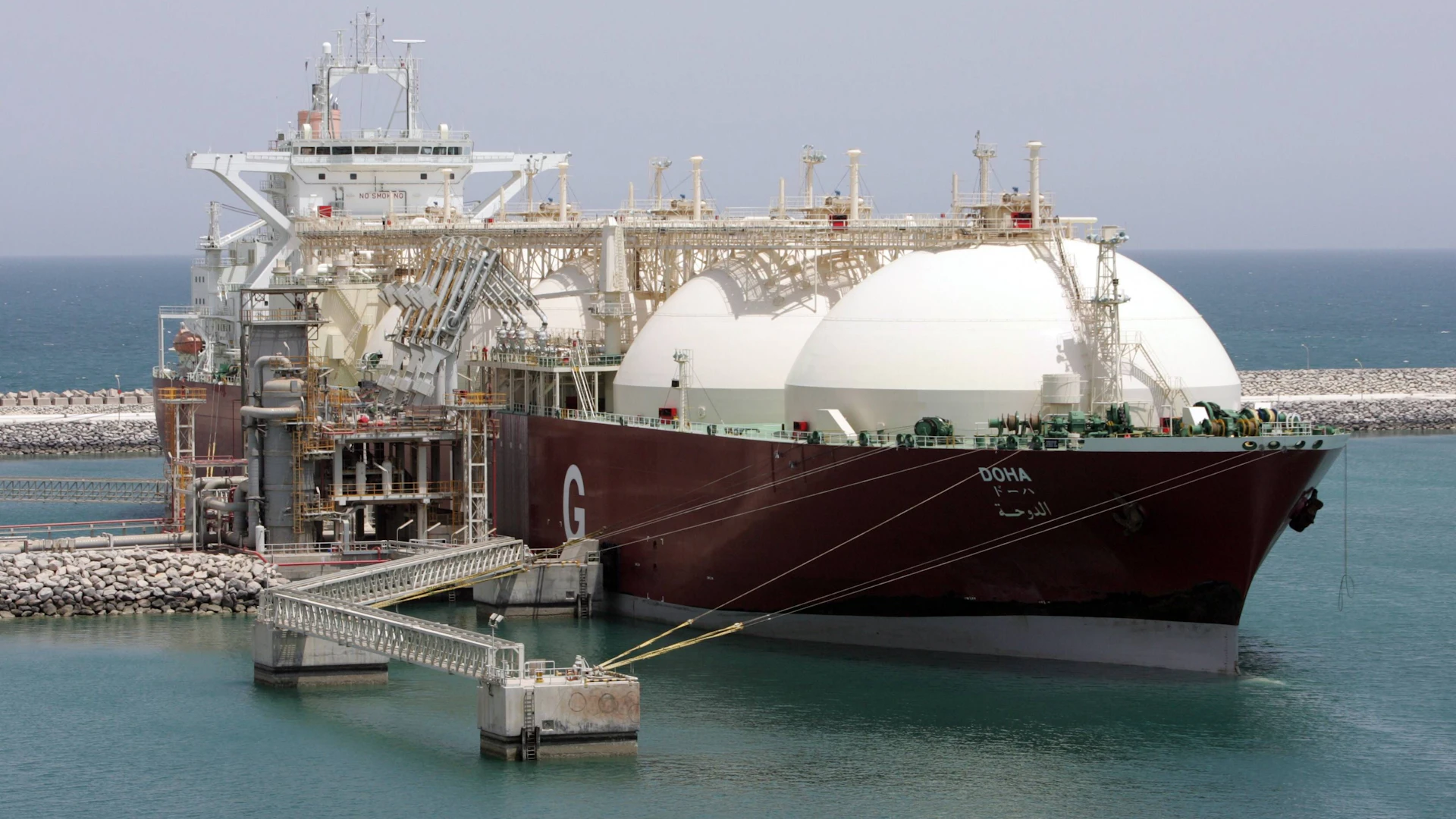 מכלית LNG בנמל ראס לפאן