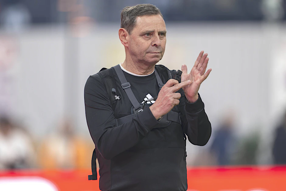 Bernd Heynemann pfiff in der DDR-Oberliga, der Bundesliga und bei der WM. Vom Videobeweis hält der Ex-Schiedsrichter nichts.