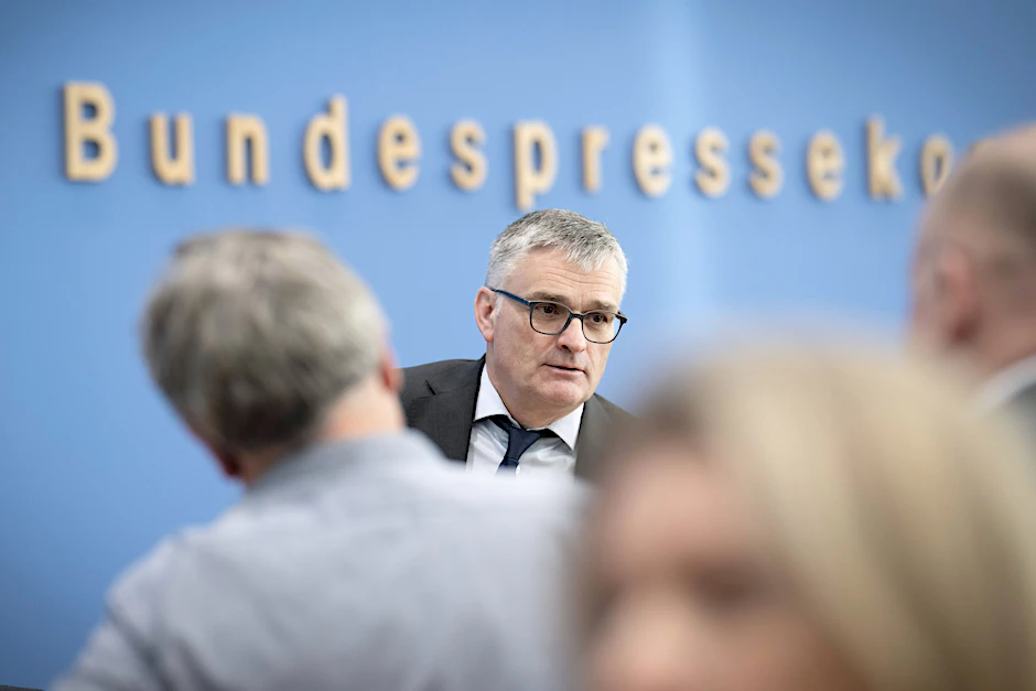 Regierungssprecher Stefan Kornelius: "Herr Warweg, Sie unterstellen konspiratives Handeln. Das muss ich hier ganz entschieden zurückweisen."