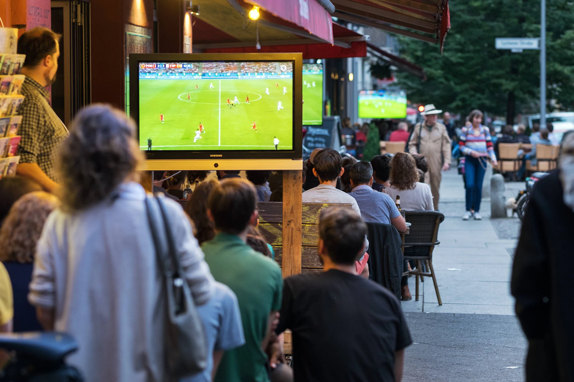 Für viele Kneipen, wie hier am Helmholtzplatz in Prenzlauer Berg, sind die WM-Spiele wichtig für den Umsatz.