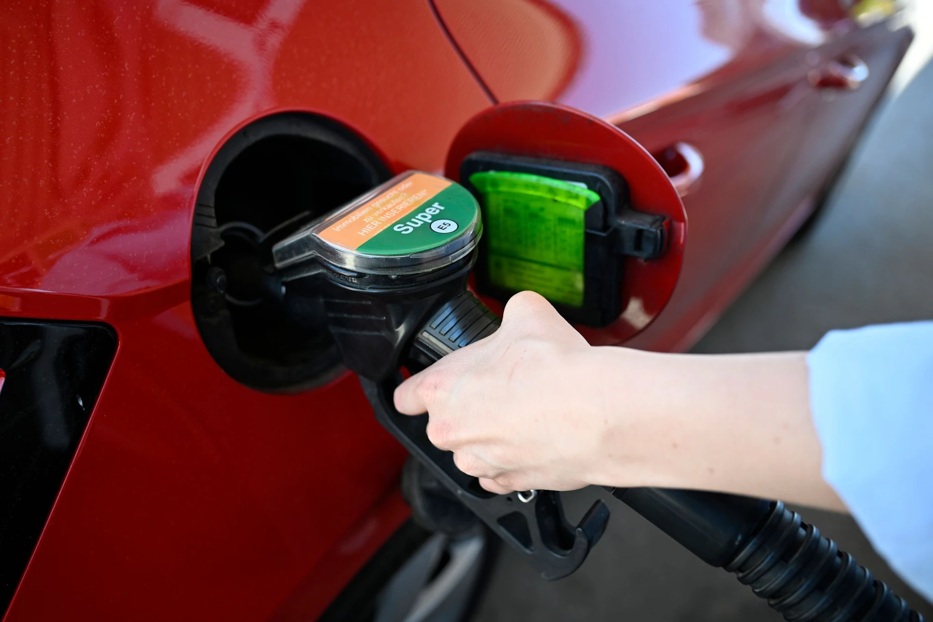 Der Krieg treibt die Spritpreise in Deutschland weiter nach oben und sorgt bei Autofahrern für wachsende Sorgen