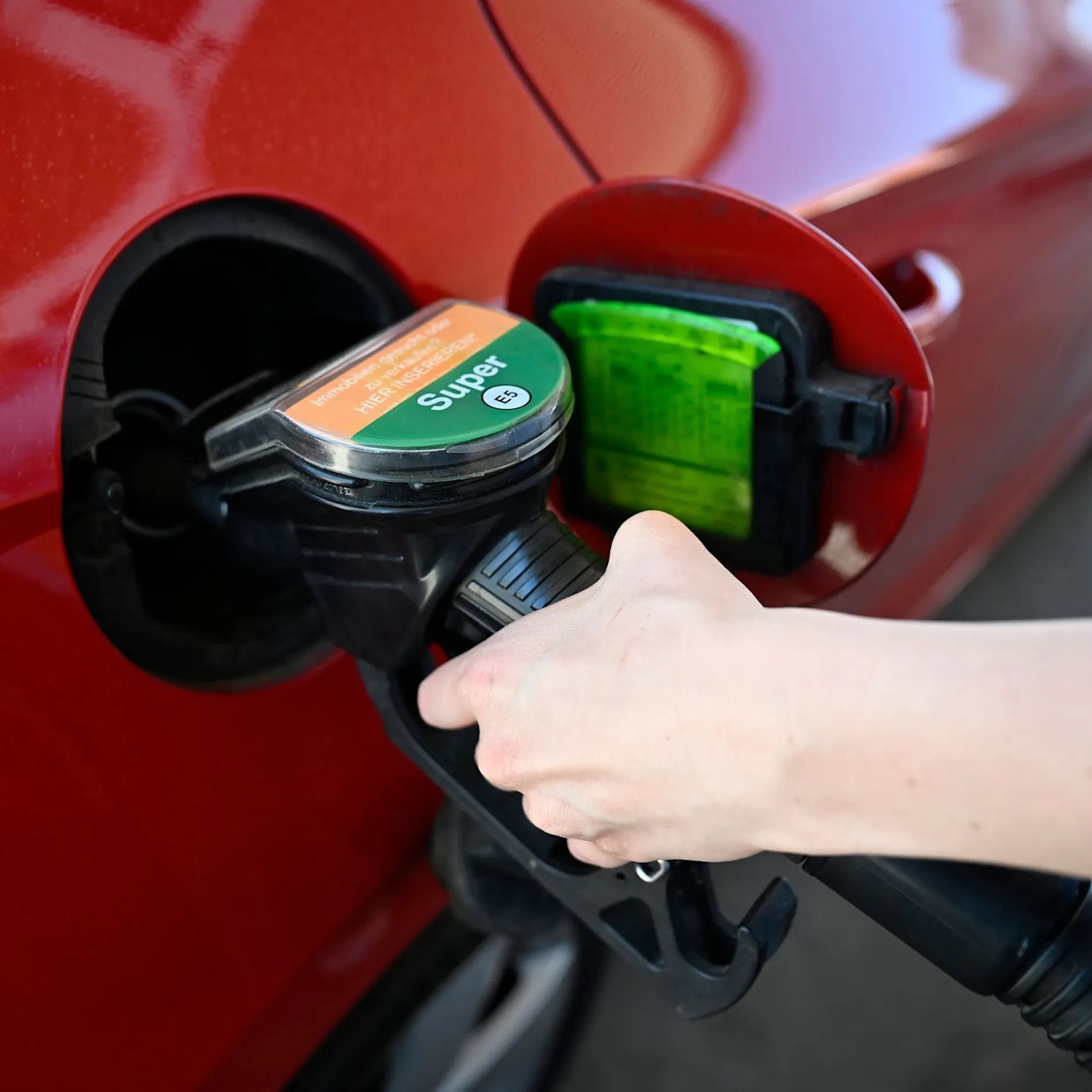 Sprit Engpass droht: Reiche warnt vor Knappheit ab April!