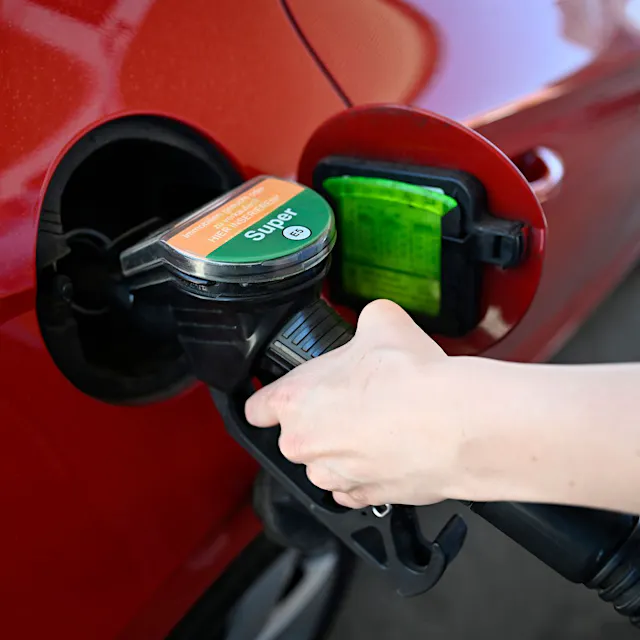 Sprit Engpass droht: Reiche warnt vor Knappheit ab April!