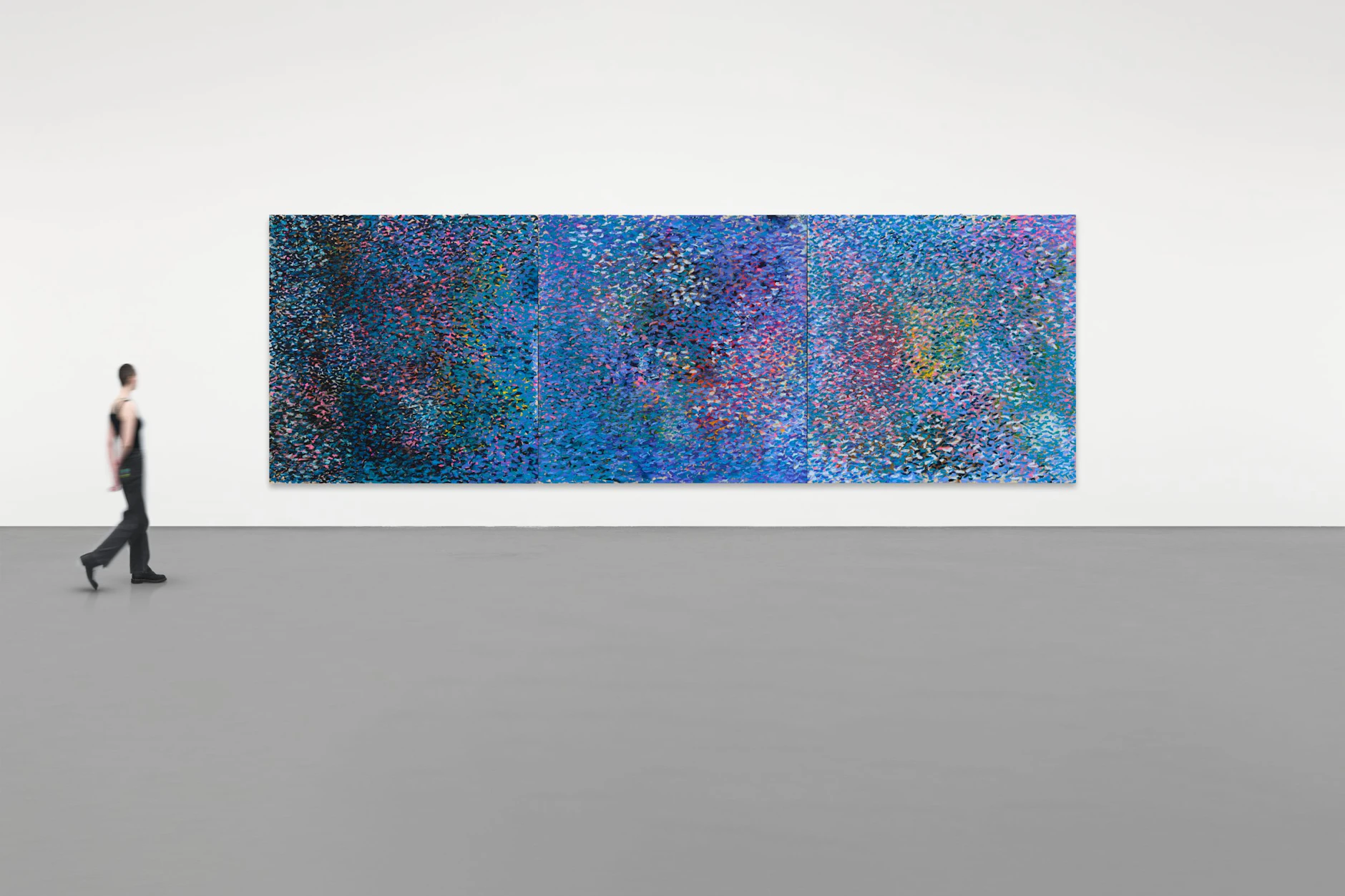 Oscar Murillo: „surge (social cataracts)“, „Woge (gesellschaftliche Linsentrübung)“, 2025, Öl, Ölstift und Sprühfarbe auf Leinwand, dreiteilig