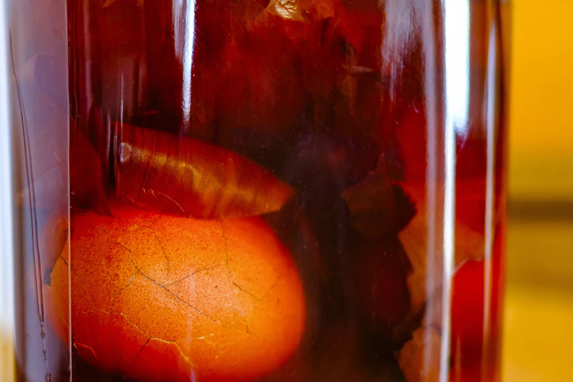 Frisch angesetzte Soleier in einem Einmachglas waren zu DDR-Zeiten sehr beliebt, um Eier länger haltbar zu machen.