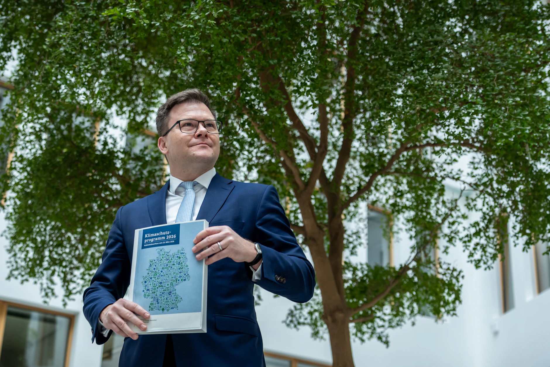 Umweltminister Schneider (SPD) präsentiert sein Klimaschutzprogramm. Kritik ließ nicht lange auf sich warten.