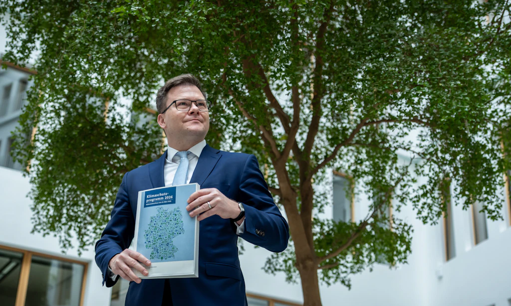Umweltminister Schneider (SPD) präsentiert sein Klimaschutzprogramm. Kritik ließ nicht lange auf sich warten.