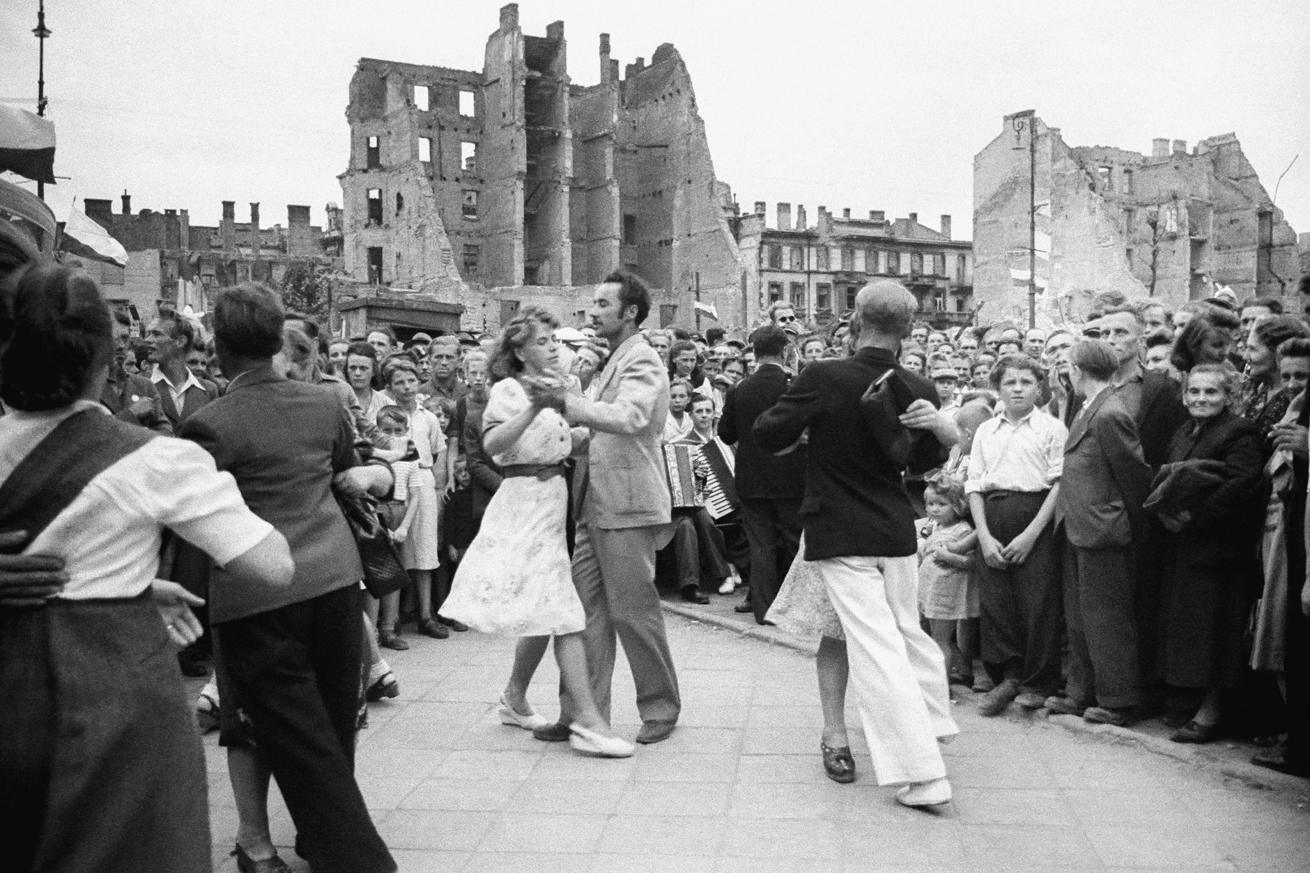 Auf diesem Foto vom Juli 1947 spricht der Mut zum Neuanfang in Warschau.