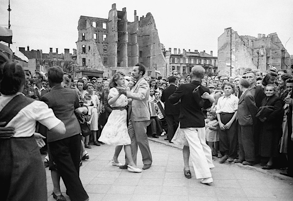 Auf diesem Foto vom Juli 1947 spricht der Mut zum Neuanfang in Warschau.