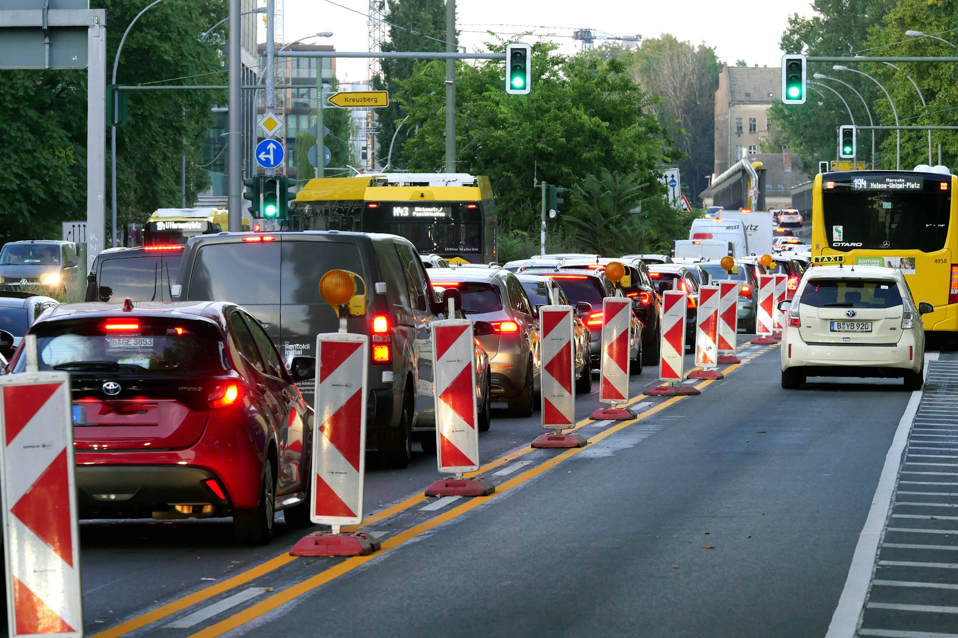 Stau gehört in Berlin zum Alltag. Baustellen und Unfälle sorgen immer wieder dafür, dass der Verkehr ins Stocken gerät.