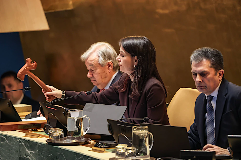 Annalena Baerbock, Präsidentin der UN-Generalversammlung, bei der Sitzung in New York. Deutschland enthielt sich der Stimme bei der Verurteilung der Sklaverei.