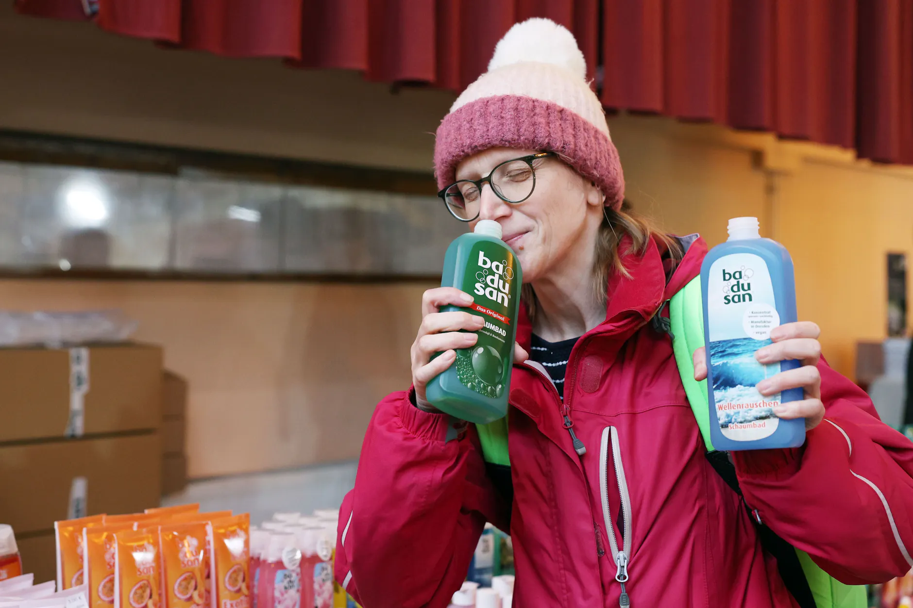 Manuela Bader (43) freut sich, dass der Badezusatz immer noch wie früher nach Fichtennadeln riecht.