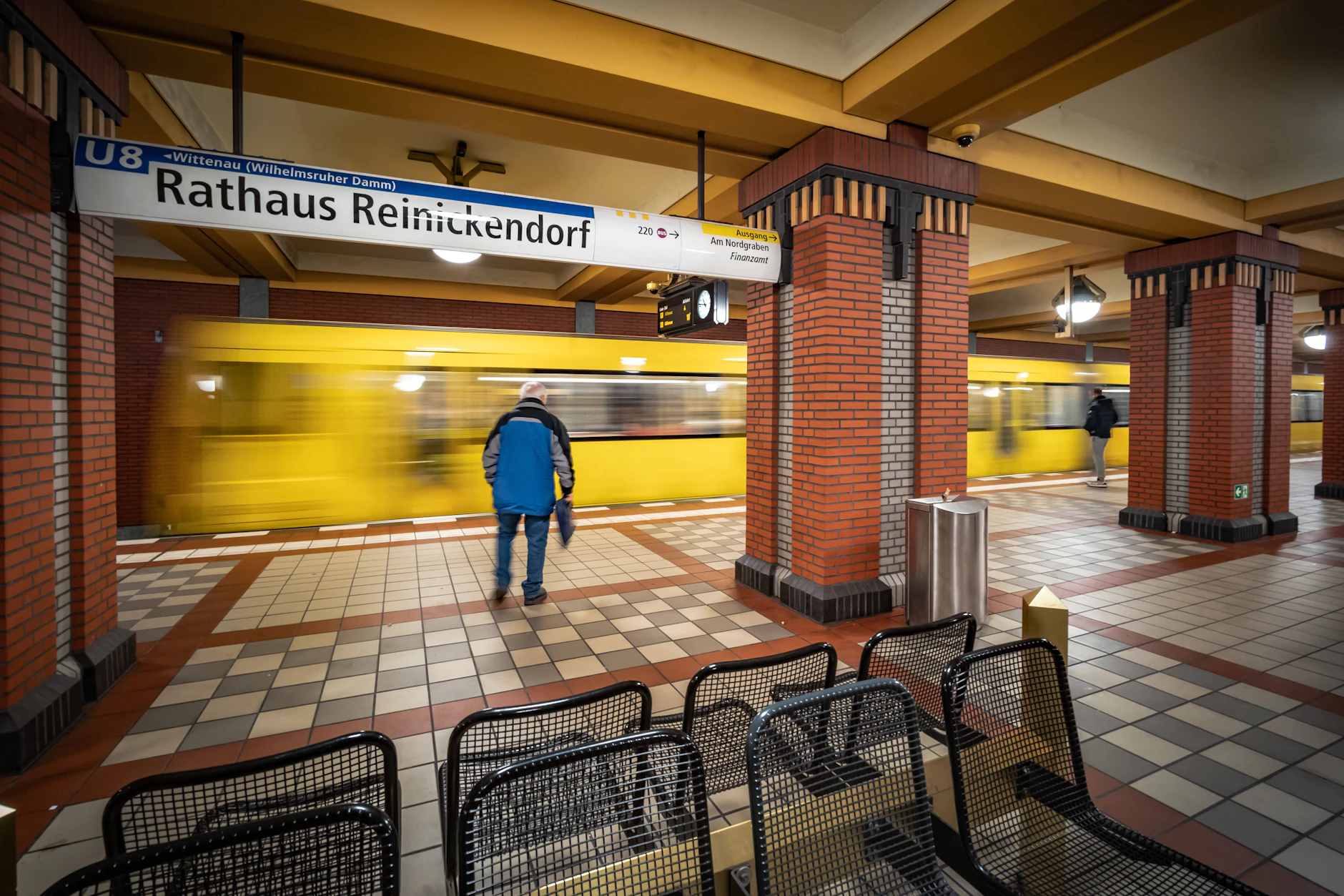 Eine U-Bahn in der Station Rathaus Reinickendorf: Der Betrieb auf der U8 soll 2032 zum Teil automatisiert werden. Aber ist das wirklich sinnvoll?
