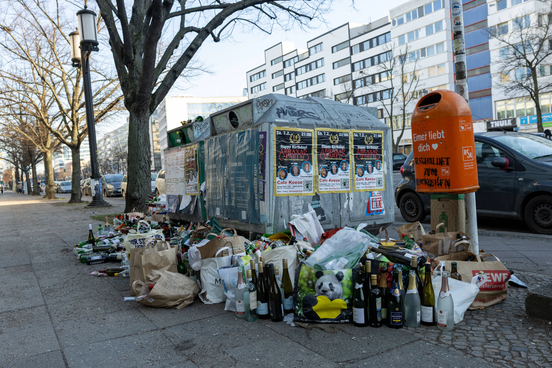 Ein überfüllter Altglascontainer im Januar 2026 an der Bismarckstraße Ecke Zauritzweg in Charlottenburg
