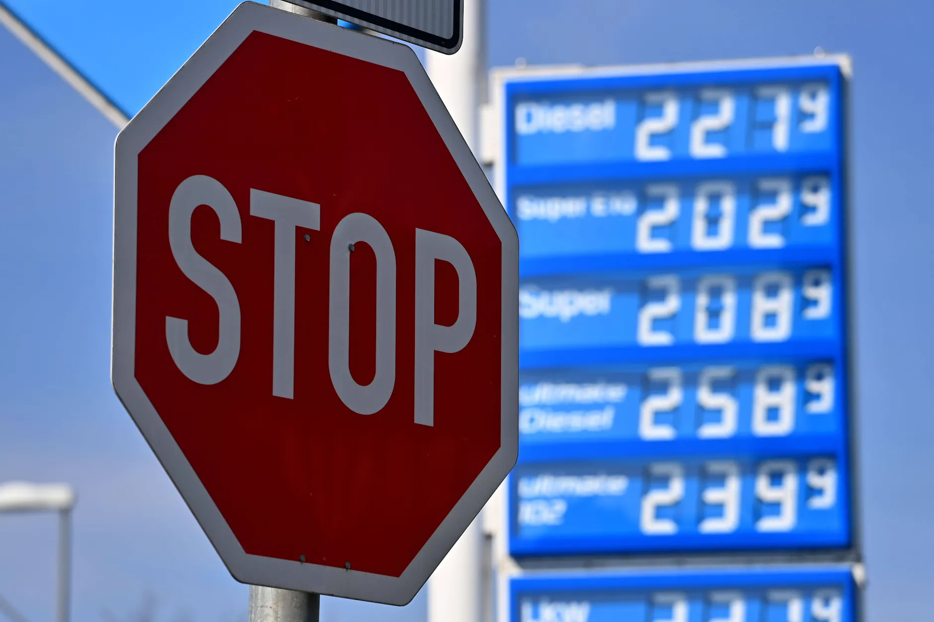 Die Bundesregierung will mit dem neuen Kraftstoffmaßnahmenpaket den Anstieg der Spritpreise eindämmen.