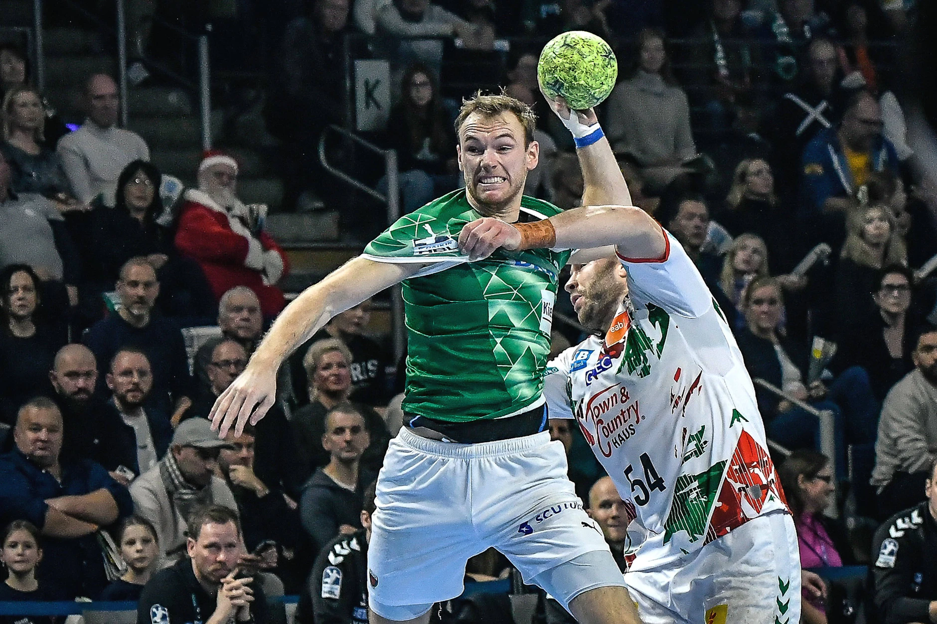 Mathias Gidsel wurde jüngst als erster Spieler überhaupt zum dritten Mal in Folge zum Welthandballer gewählt worden und will die Füchse Berlin in Magdeburg zum Derbysieg führen.