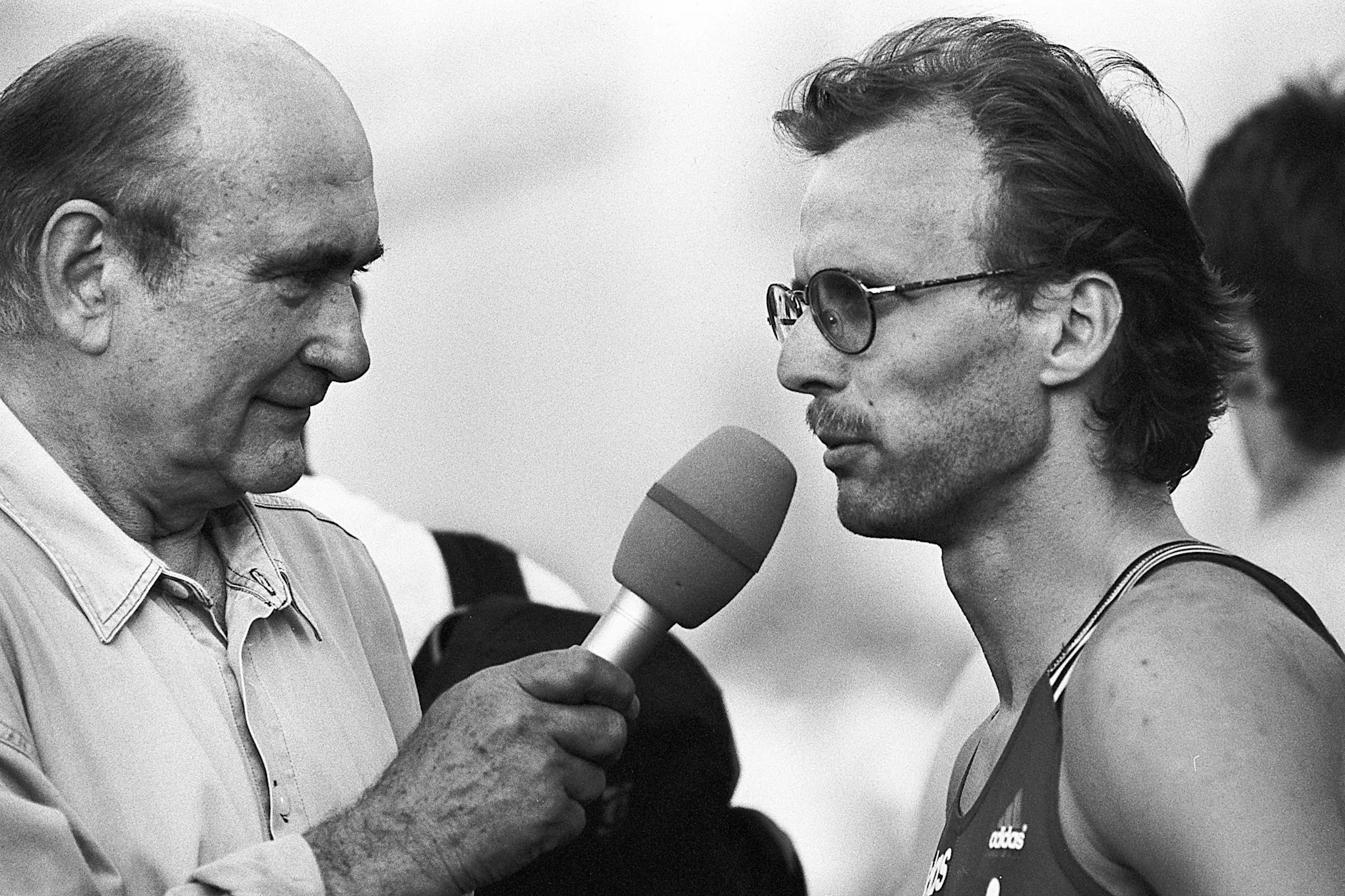 Reporter Heinz Florian Oertel interviewt beim Sachsenmeeting 1995 400-Meter-Läufer Thomas Schönlebe.
