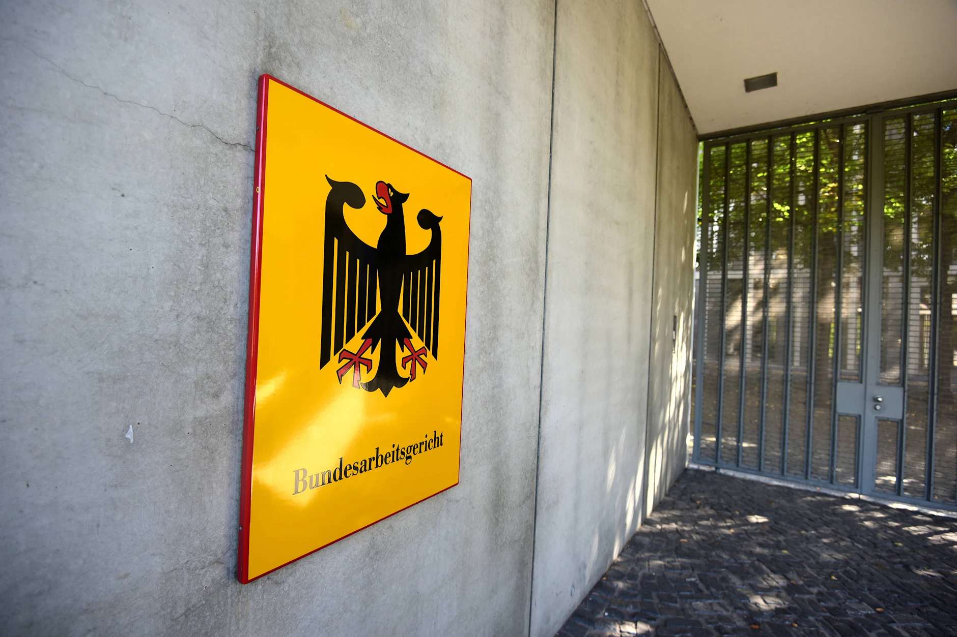 Ein Vertriebler hatte geklagt, weil man ihn nach der Kündigung direkt freigestellt und ihm den Dienstwagen entzogen hat.