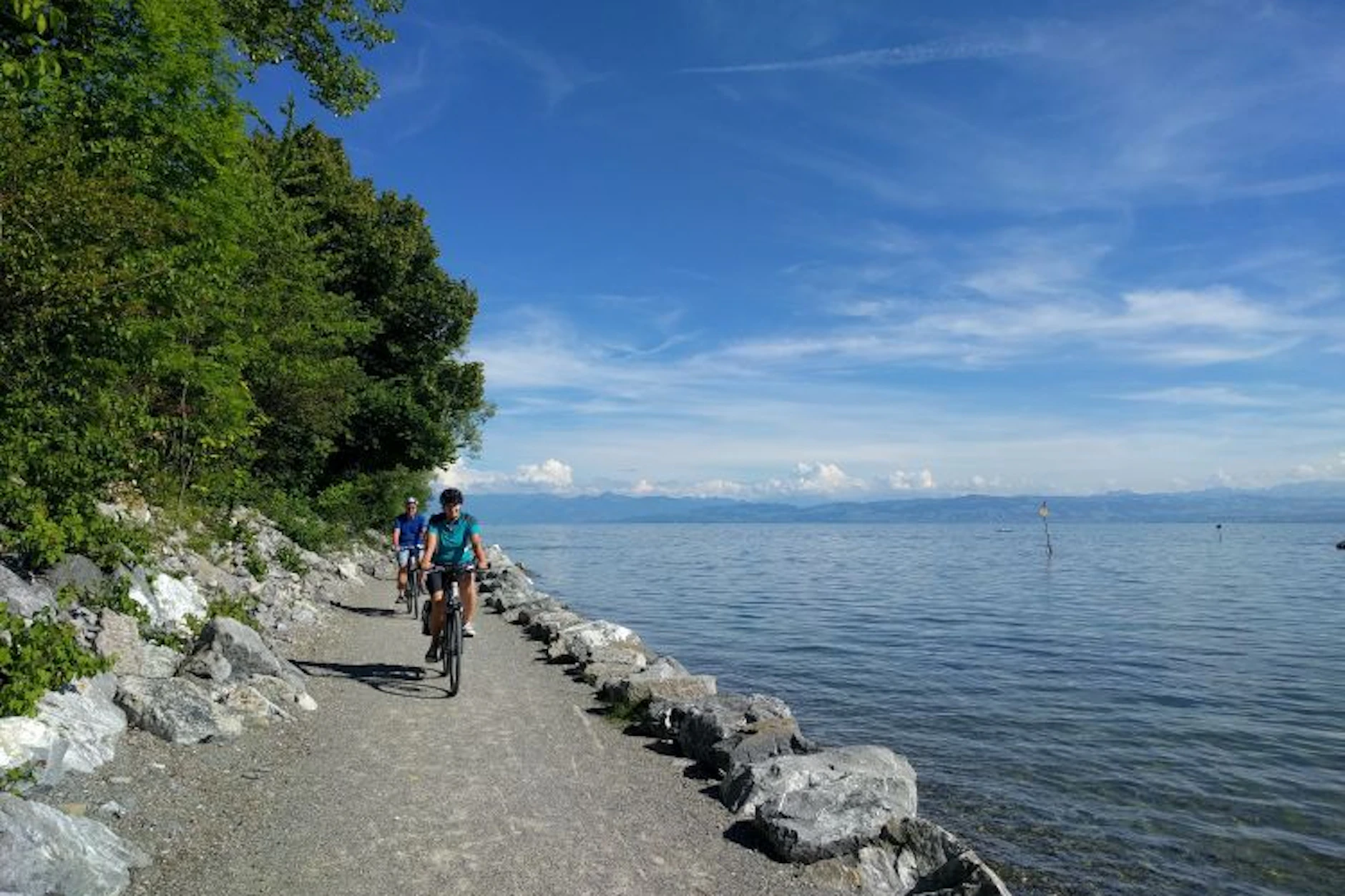 <a target="_blank" rel="sponsored" href="https://leserreisen.berliner-zeitung.de/de/wisl_s-cms/25/Alle_Reisen/5943/Traumhafter_Bodensee.html">Radler am Bodensee</a>