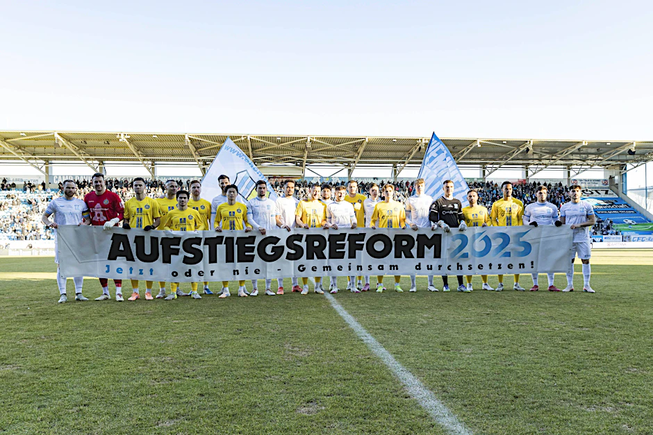 Regionalliga Nordost. Vor dem Anpfiff präsentieren der Chemnitzer FC (in Weiß) und Lok Leipzig ein Banner zur Aufstiegsreform.