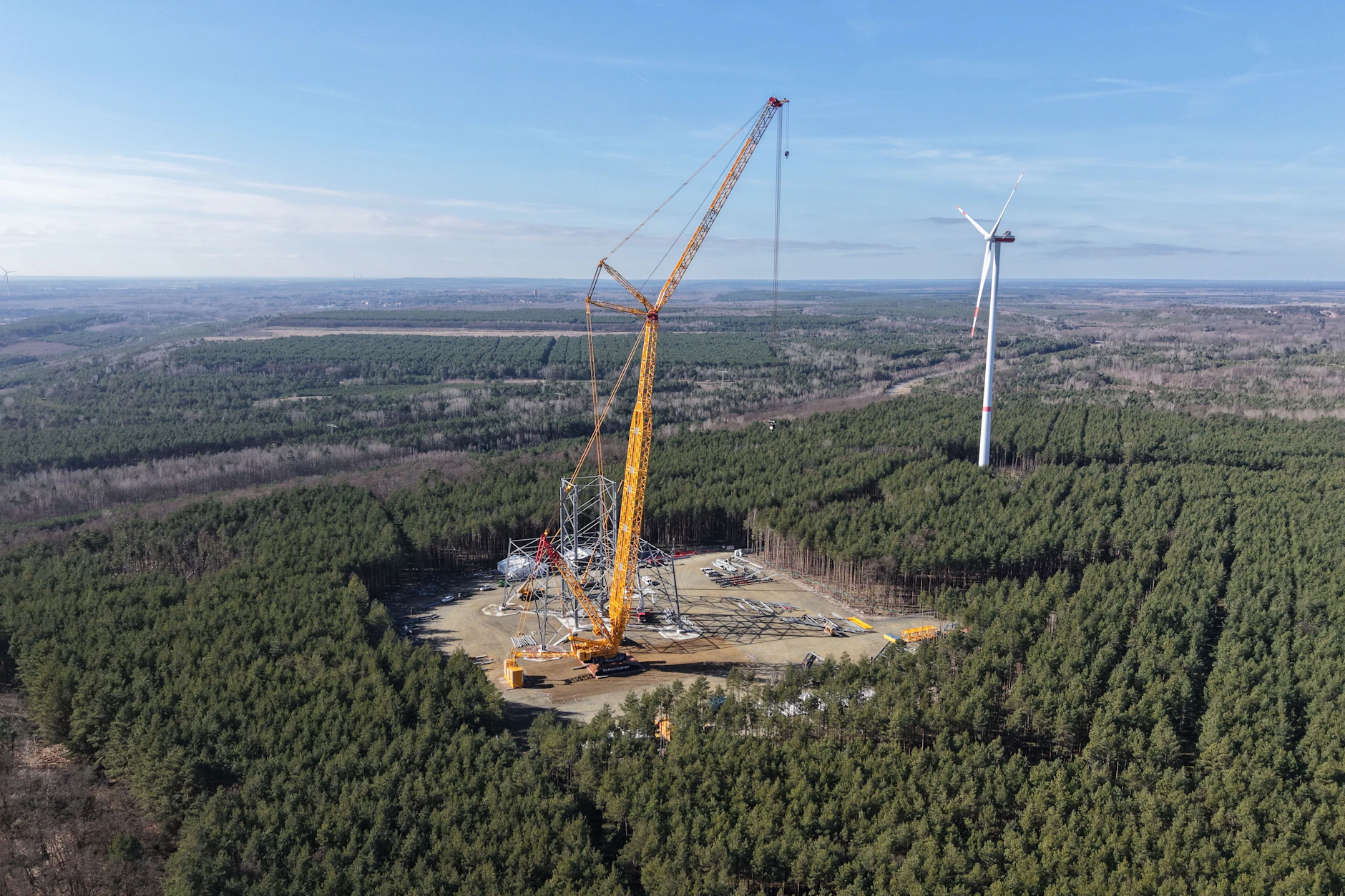 Rund 360 Meter hoch: Windräder werden in Wäldern und Naturschutzgebieten gebaut, es formiert sich aber Widerstand.