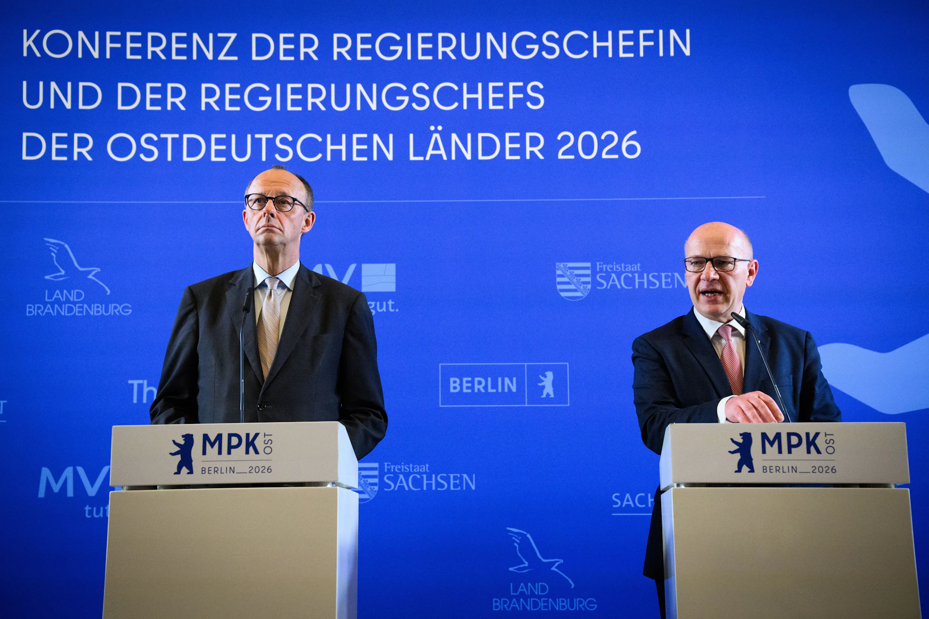 Unter anderem Kai Wegner (CDU, r.) fordert von der Bundesregierung um Friedrich Merz weitere Maßnahmen gegen steigende Spritpreise.