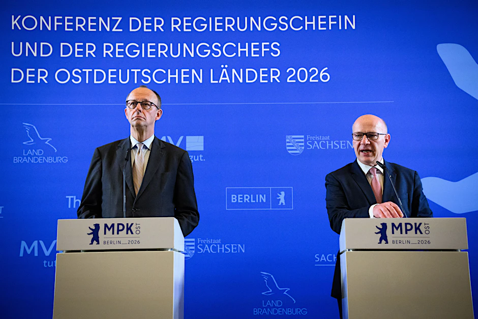 Unter anderem Kai Wegner (CDU, r.) fordert von der Bundesregierung um Friedrich Merz weitere Maßnahmen gegen steigende Spritpreise.