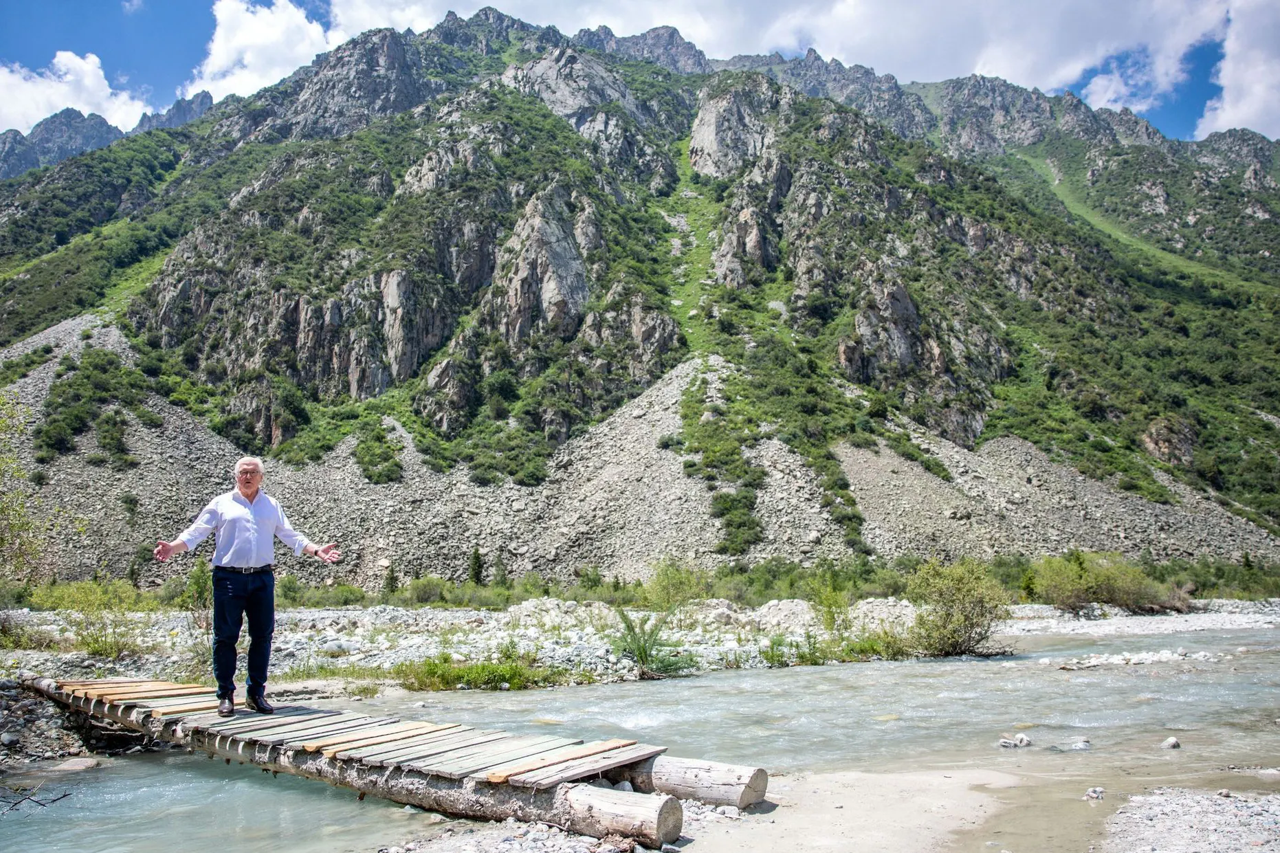 Genug geschlafwandelt? Bundespräsident Frank-Walter Steinmeier im kirgisischen Nationalpark Ala-Archa, wo die Folgen von Klimaextremen sichtbar werden. Folgen auf große Ankündigungen nun Taten in Zentralasien?