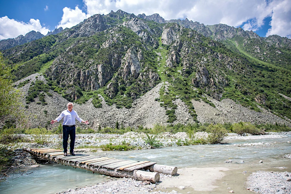 Genug geschlafwandelt? Bundespräsident Frank-Walter Steinmeier im kirgisischen Nationalpark Ala-Archa, wo die Folgen von Klimaextremen sichtbar werden. Folgen auf große Ankündigungen nun Taten in Zentralasien?