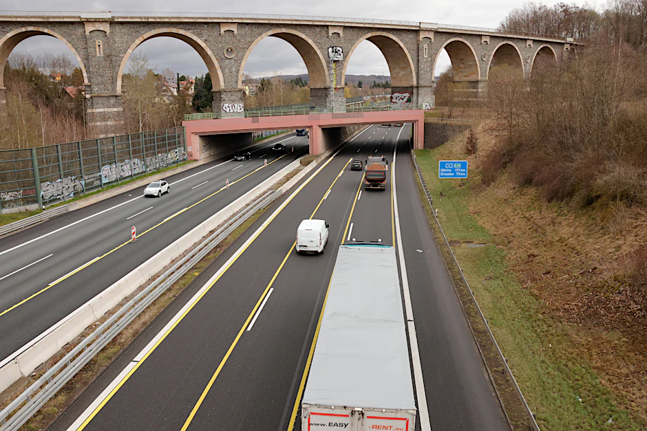 Bei den hohen Kraftstoffpreisen hilft eine bewusste Fahrweise den Geldbeutel zu schonen.