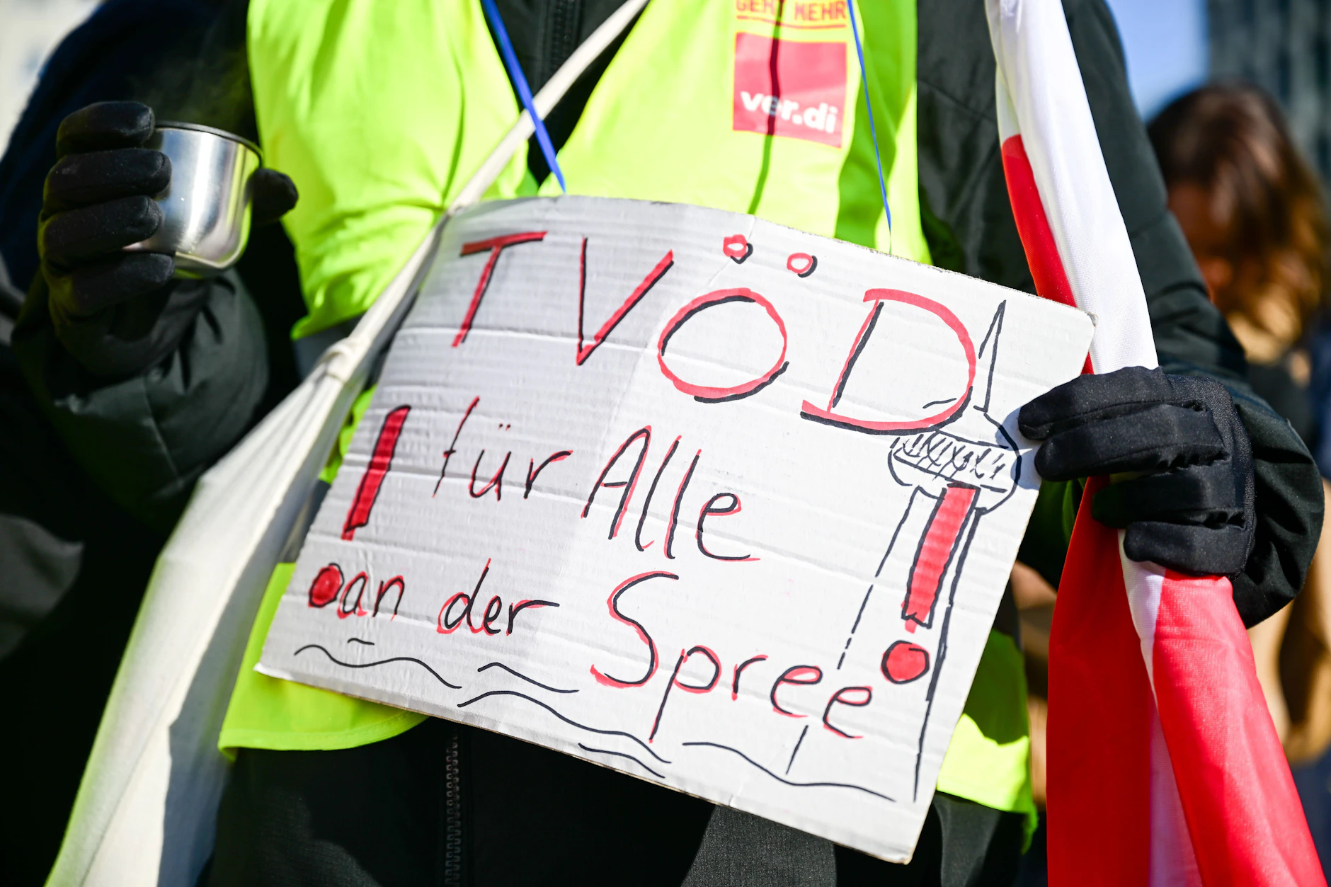 emonstrierende der Gewerkschaft verdi fordern TVöD-Bezahlung für Beschäftigte der Vivantes-Tochterunternehmen.