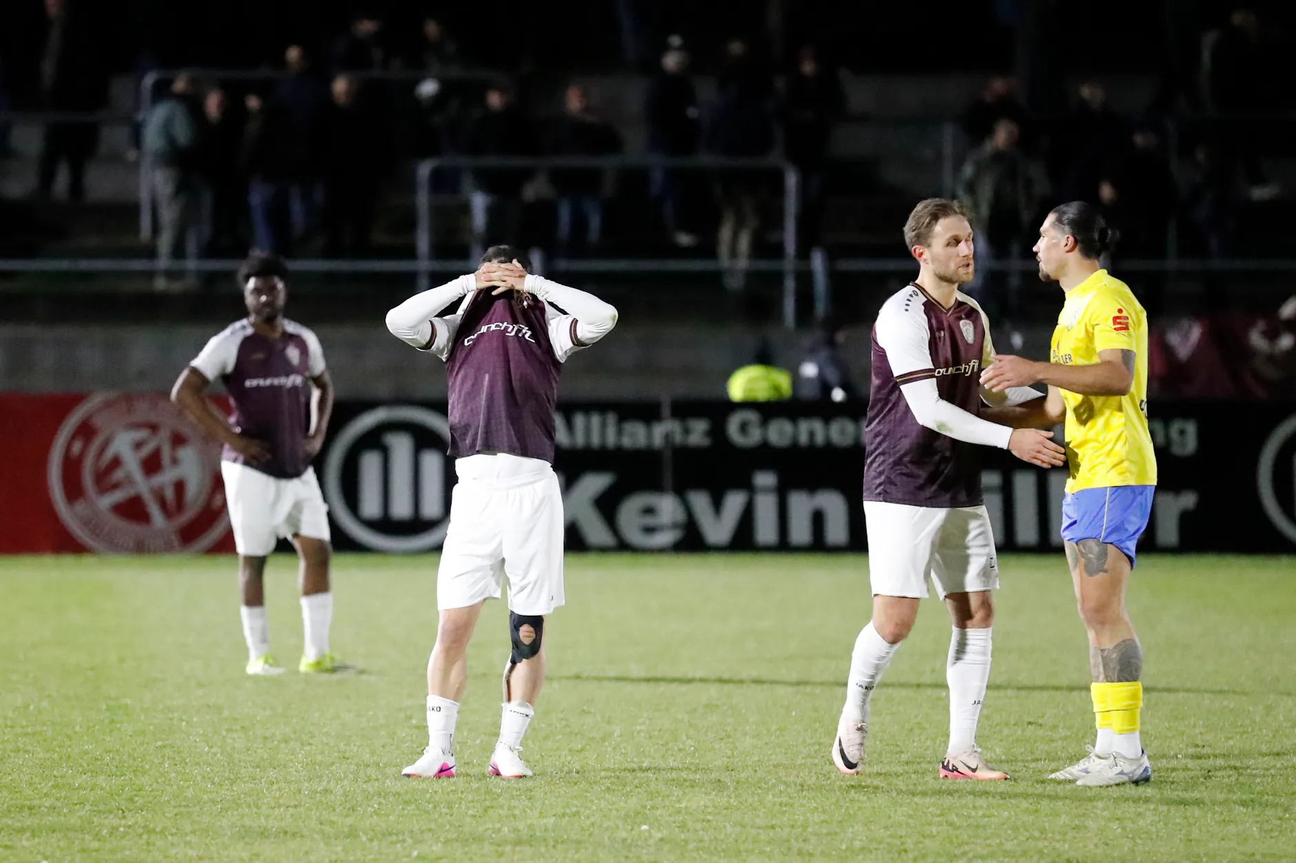 Jan Shcherbakovski mag nicht mehr hinsehen, zieht sich Trikot und Hände vor die Augen. Rechts daneben sprechen Leandro Putaro und Andreas Pollasch, ein Ex-Dynamo im Luckenwalde-Dress. Links: Lloyd Kuffour