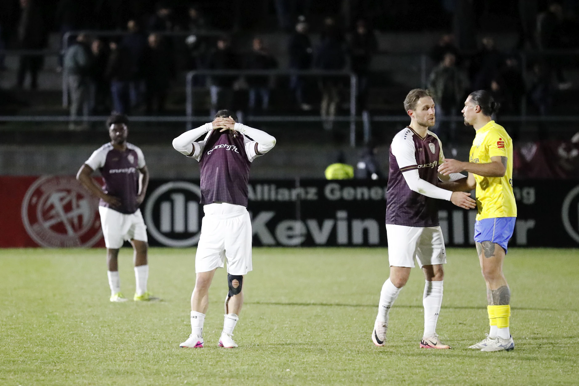 Jan Shcherbakovski mag nicht mehr hinsehen, zieht sich Trikot und Hände vor die Augen. Rechts daneben sprechen Leandro Putaro und Andreas Pollasch, ein Ex-Dynamo im Luckenwalde-Dress. Links: Lloyd Kuffour