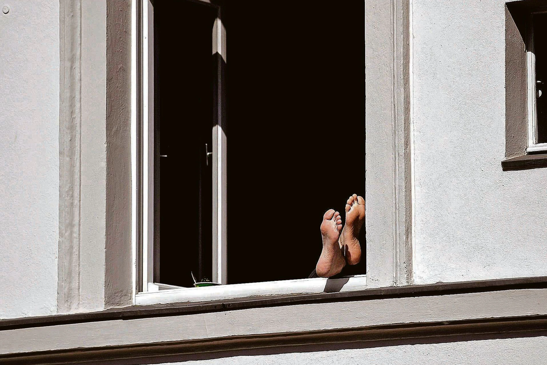 In einer Welt, in der Maschinen objektiv produktiver sind, droht eine subtile Entwertung menschlicher Tätigkeit: Wir werden nicht mehr benötigt, also beschäftigt man uns – oder wir beschäftigen uns selbst.