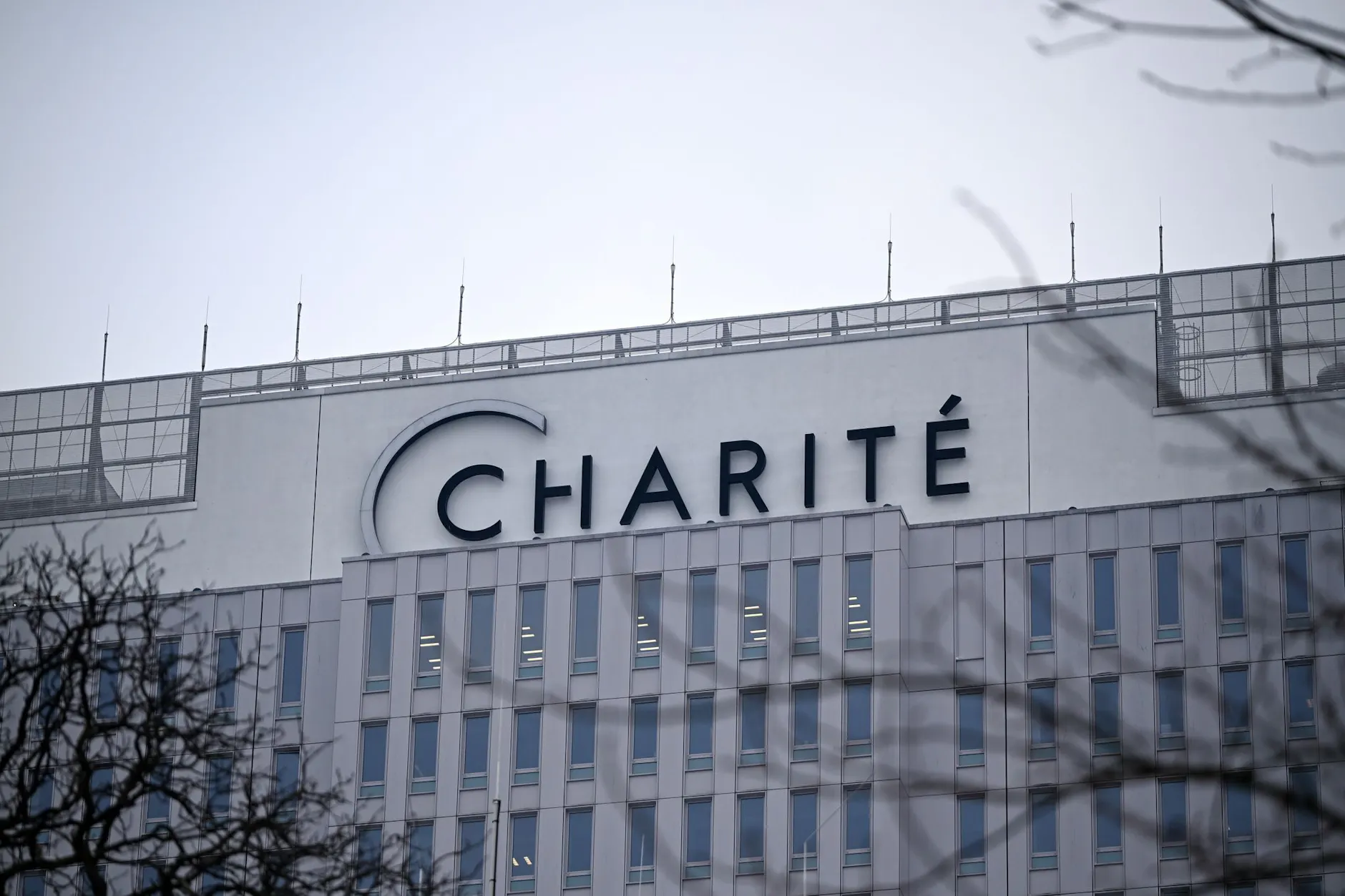 Das Bettenhaus der Charité in Berlin-Mitte. Das Uniklinikum warnt vor gefälschter Werbung im Netz.