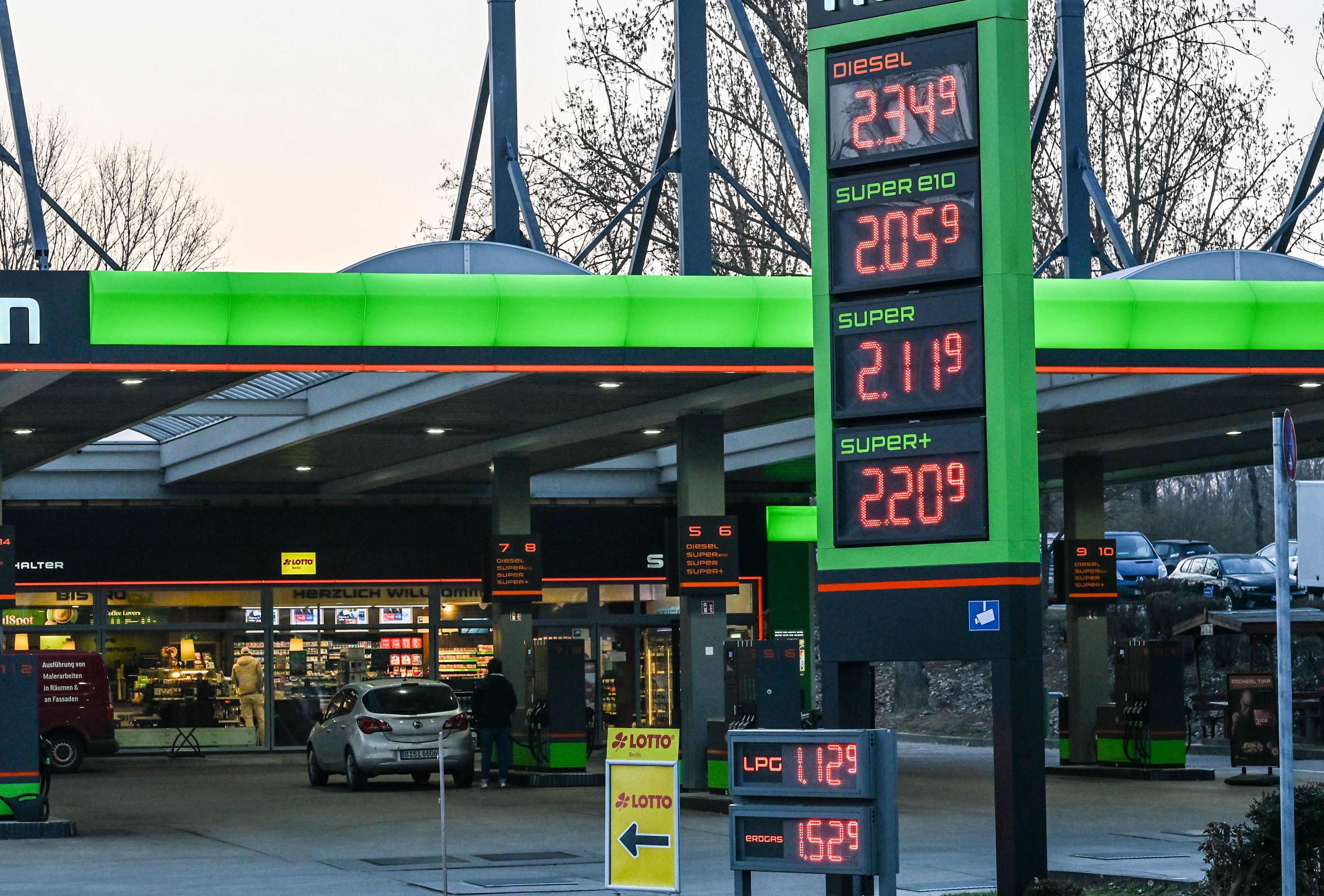 Image - Spritpreise bleiben auf hohem Niveau: Bundestag stimmt über Maßnahmen ab