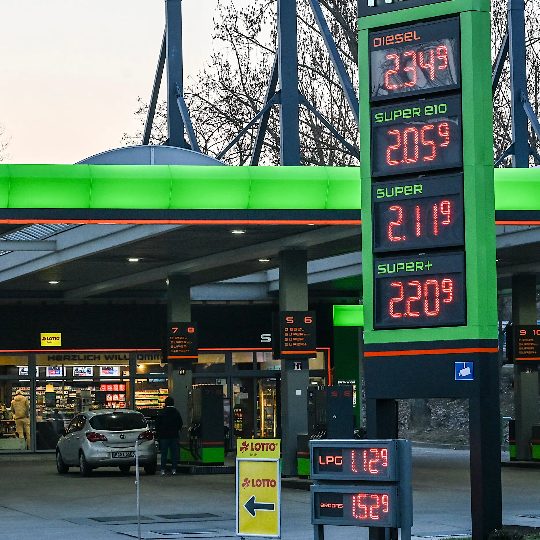 Spritpreise bleiben auf hohem Niveau: Bundestag stimmt über Maßnahmen ab