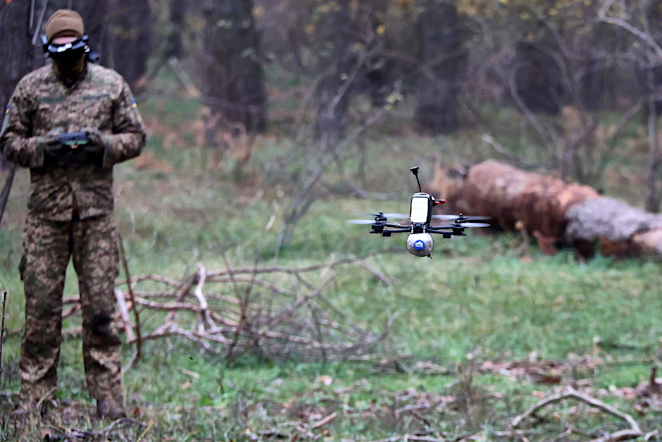 Ein Drohnenpilot der ukrainischen Nationalgarde trainiert den Einsatz einer FPV-Drohne.