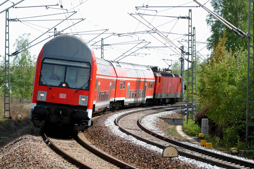Auf der Bahnstrecke zwischen Döbeln und Leipzig kam es zu einer massiven Störung: Unbekannte hatten zwei Stellwerke sabotiert. (Symbolbild)"