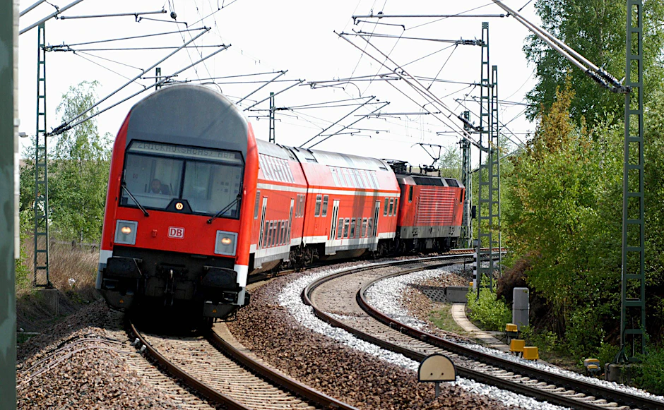 Auf der Bahnstrecke zwischen Döbeln und Leipzig kam es zu einer massiven Störung: Unbekannte hatten zwei Stellwerke sabotiert. (Symbolbild)"